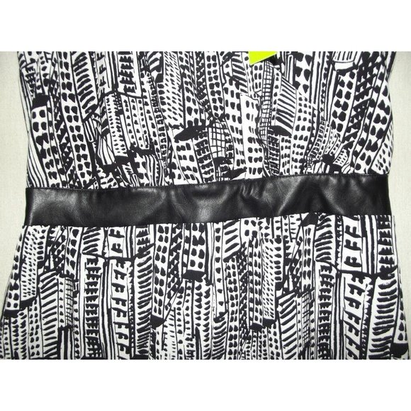 Sam Edelman Shorts Romper Size Medium Black White Modern Geo Print Wrap V-neck - Picture 4 of 11